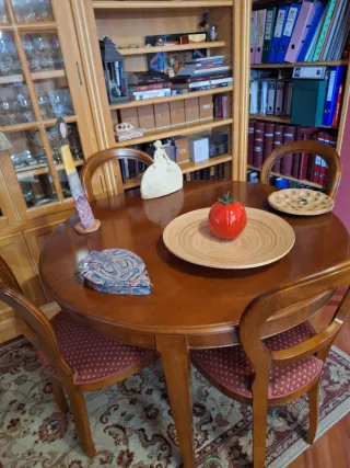 Mesa redonda y 6 sillas Isabelinas