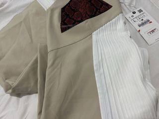 Vestido Zara Beige con Detalle Serpiente Talla L