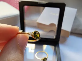 Anillo Plata Bañada en Oro Cristal Verde Hexagona