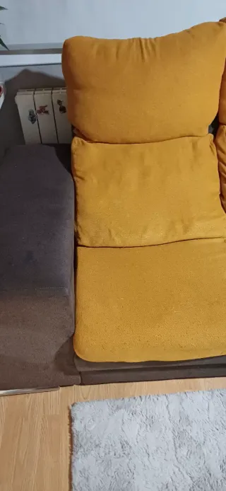 Sofá chaise longue marrón y amarillo