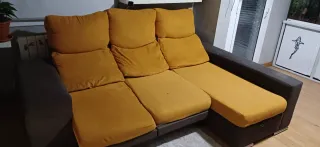 Sofá chaise longue marrón y amarillo