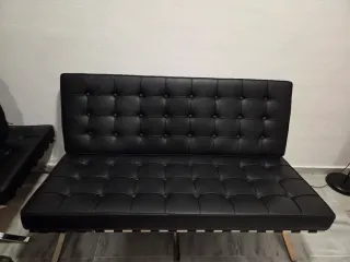 Sofá de piel negro y metal