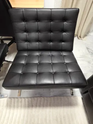 Sofá de piel negro y metal