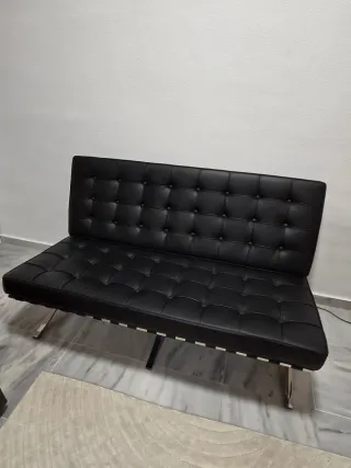 Sofá de piel negro y metal