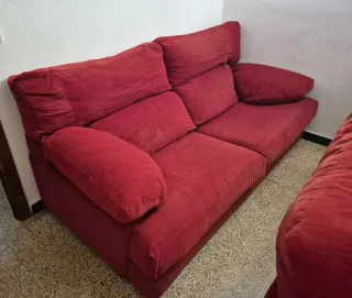 Vendo 2 sofás desenfundables rojos.