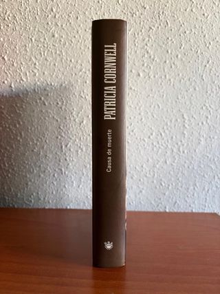 Libro encuadernado pasta dura, novela de Patricia