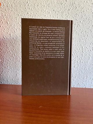 Libro encuadernado pasta dura, novela de Patricia