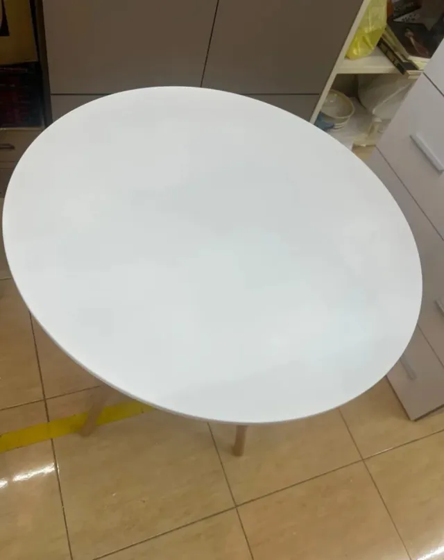 Mesa redonda blanca patas madera