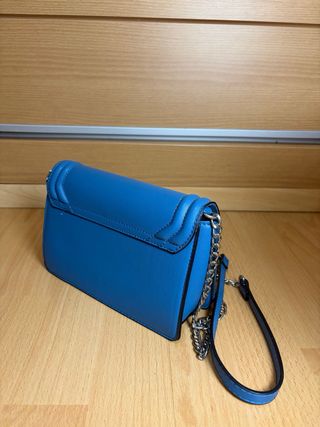 Bolso Stradivarius azul con cadena plateada
