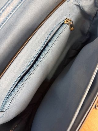 Bolso Stradivarius azul con cadena plateada