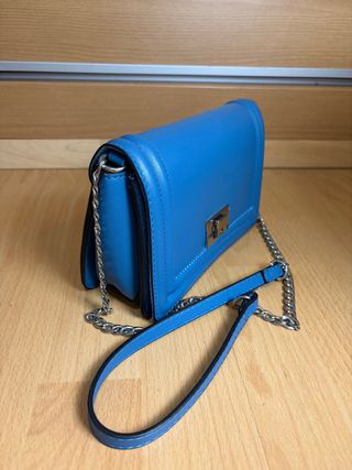 Bolso Stradivarius azul con cadena plateada