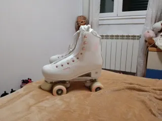 Pattini bianchi a 4 ruote + pattini a rotelle