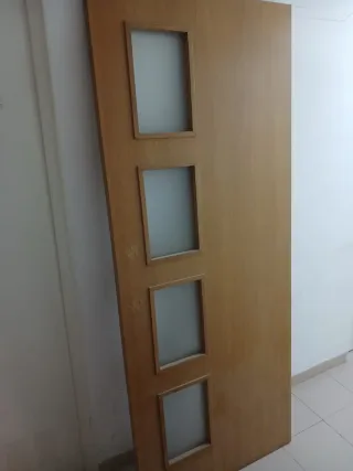 Puerta madera maciza con cristales