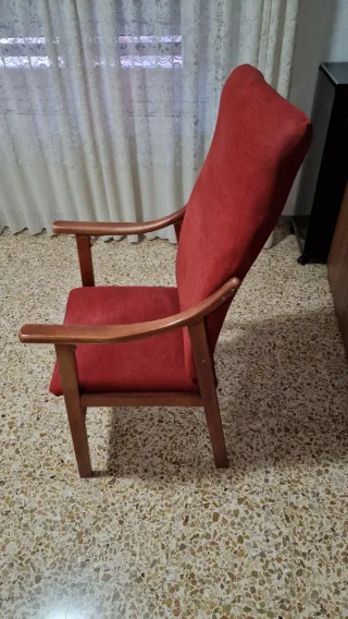 Silla con reposabrazos de madera y tela