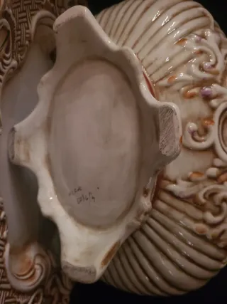 Sopera antigua de porcelana con flores