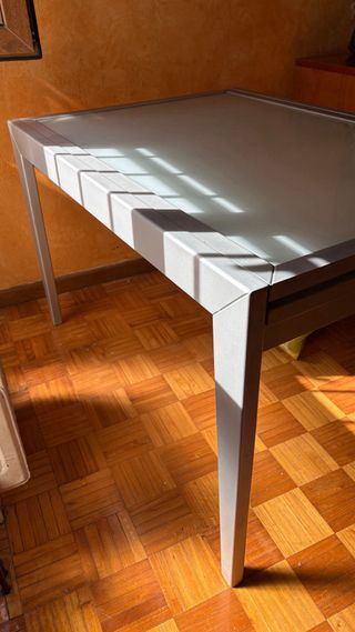 Mesa de comedor de cristal y metal