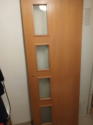 Puerta madera maciza con cristales