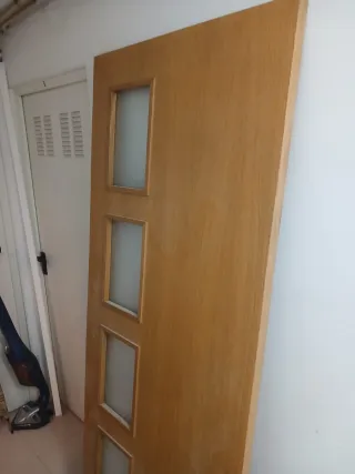 Puerta madera maciza con cristales