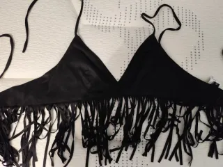 Top negro con flecos