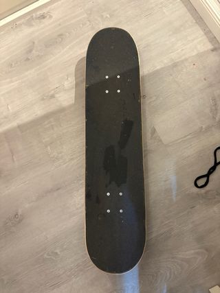 Skate Globe Negro y Rojo