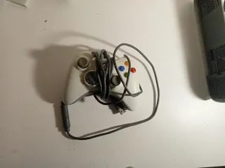 Xbox 360 Blanca con Mando y Cables