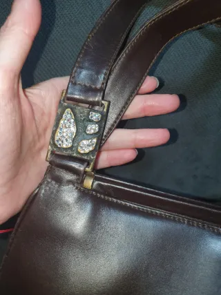 Bolso de piel marrón de mano