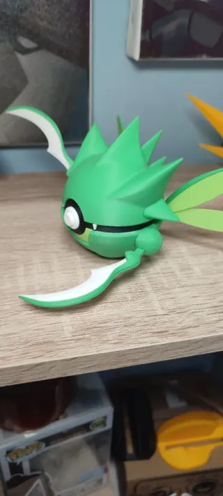 Figura Pokémon Scyther Pokeball mate