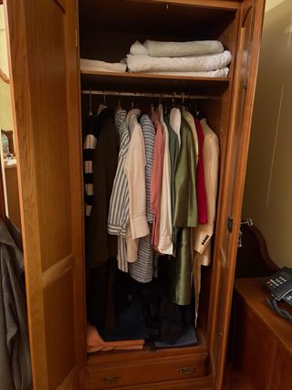 Armario de madera con espejos