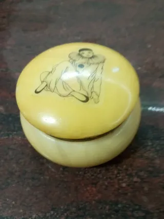 Joyero de alabastro con figura de arlequin