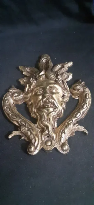 Aplique remate antiguo de bronce.