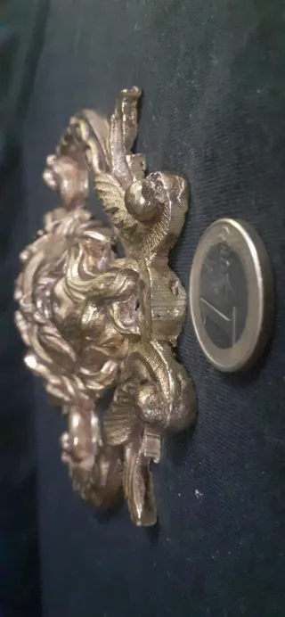 Aplique remate antiguo de bronce.