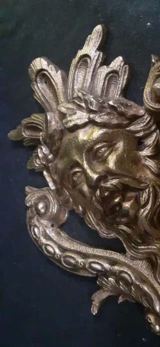 Aplique remate antiguo de bronce.