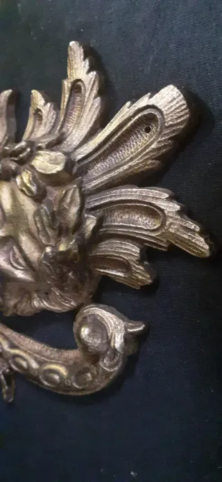 Aplique remate antiguo de bronce.