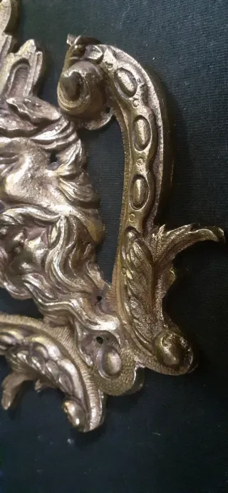 Aplique remate antiguo de bronce.