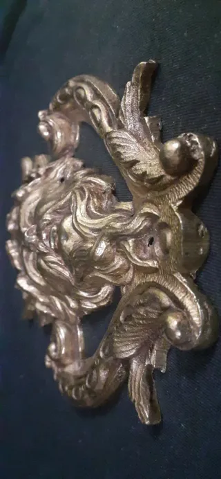 Aplique remate antiguo de bronce.