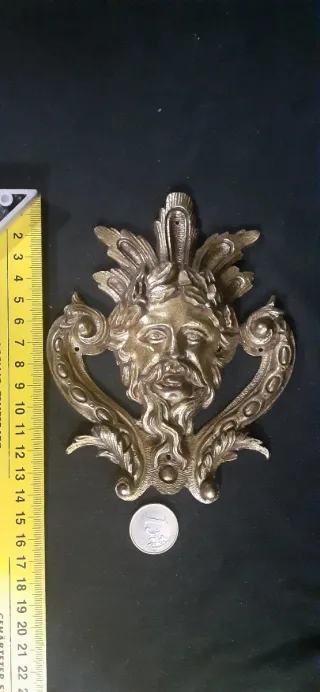 Aplique remate antiguo de bronce.