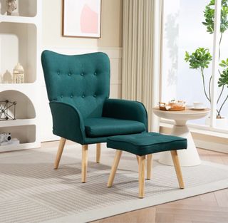 Sillón de tela verde con reposapiés