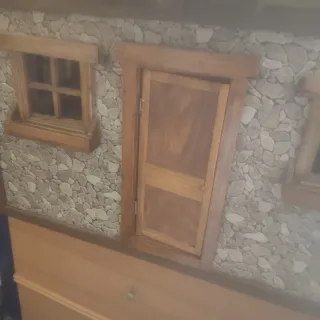 Casa de muñecas rústica de madera