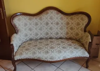 Divano antico in tessuto e legno