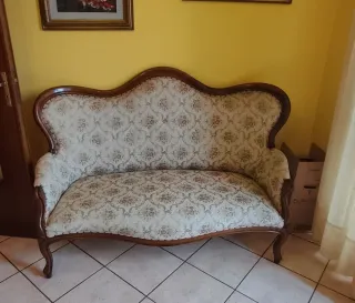 Divano antico in tessuto e legno