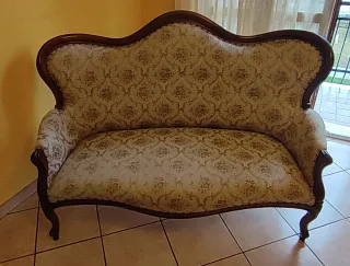 Divano antico in tessuto e legno