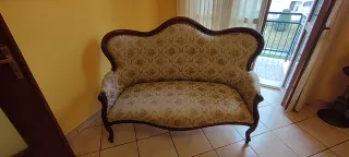 Divano antico in tessuto e legno