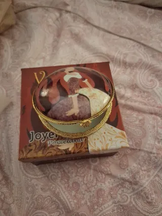 Joyero de Porcelana con Detalles Dorados