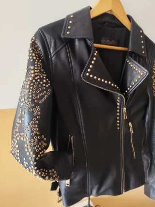 Cazadora biker cuero, negra con tachuelas doradas
