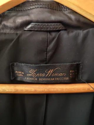 Cazadora biker cuero, negra con tachuelas doradas