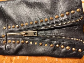 Cazadora biker cuero, negra con tachuelas doradas