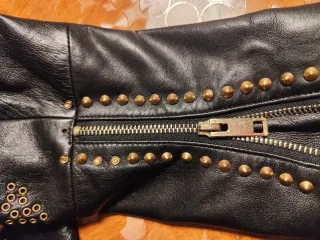 Cazadora biker cuero, negra con tachuelas doradas