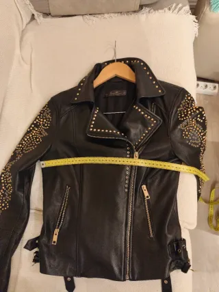 Cazadora biker cuero, negra con tachuelas doradas