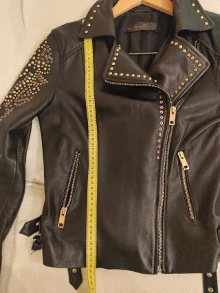 Cazadora biker cuero, negra con tachuelas doradas