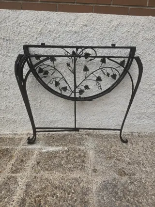 Mesa metálica con diseño de vidriera